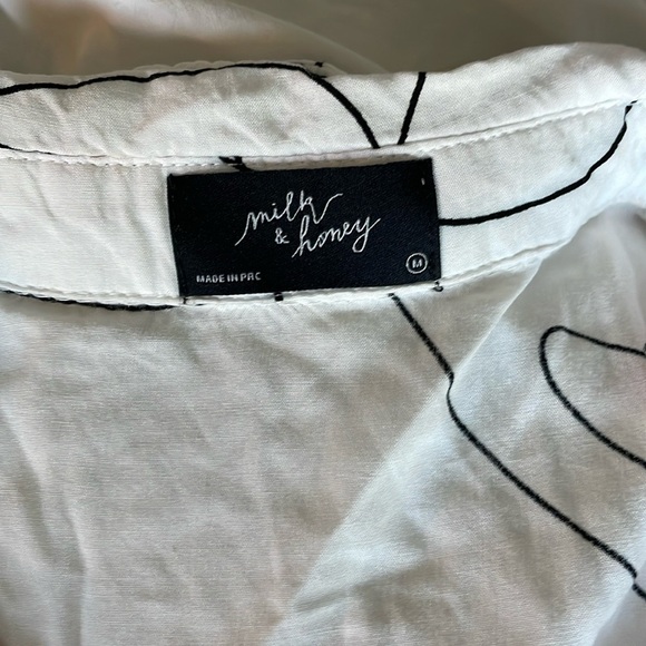 Milk & Honey White Button Up Shirt Lips Long Sleeve Size Medium - Picture 2 of 9